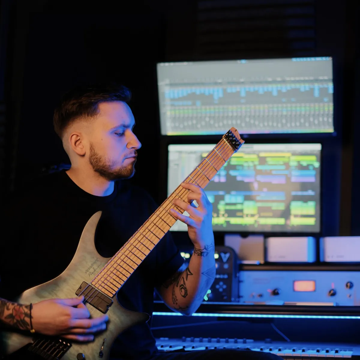 Mateusz Łajczak z gitarą elektryczną w SoundFrame Studio